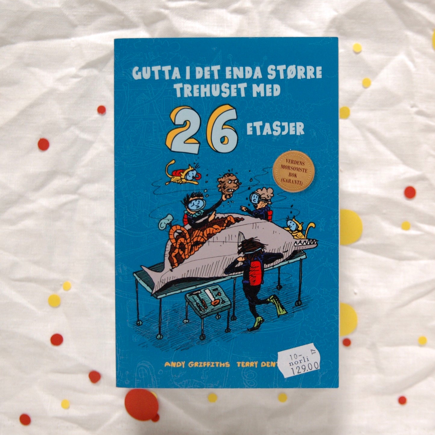 Gutta i det enda større trehuset med 26 etasjer av Andy Griffiths og Terry Denton