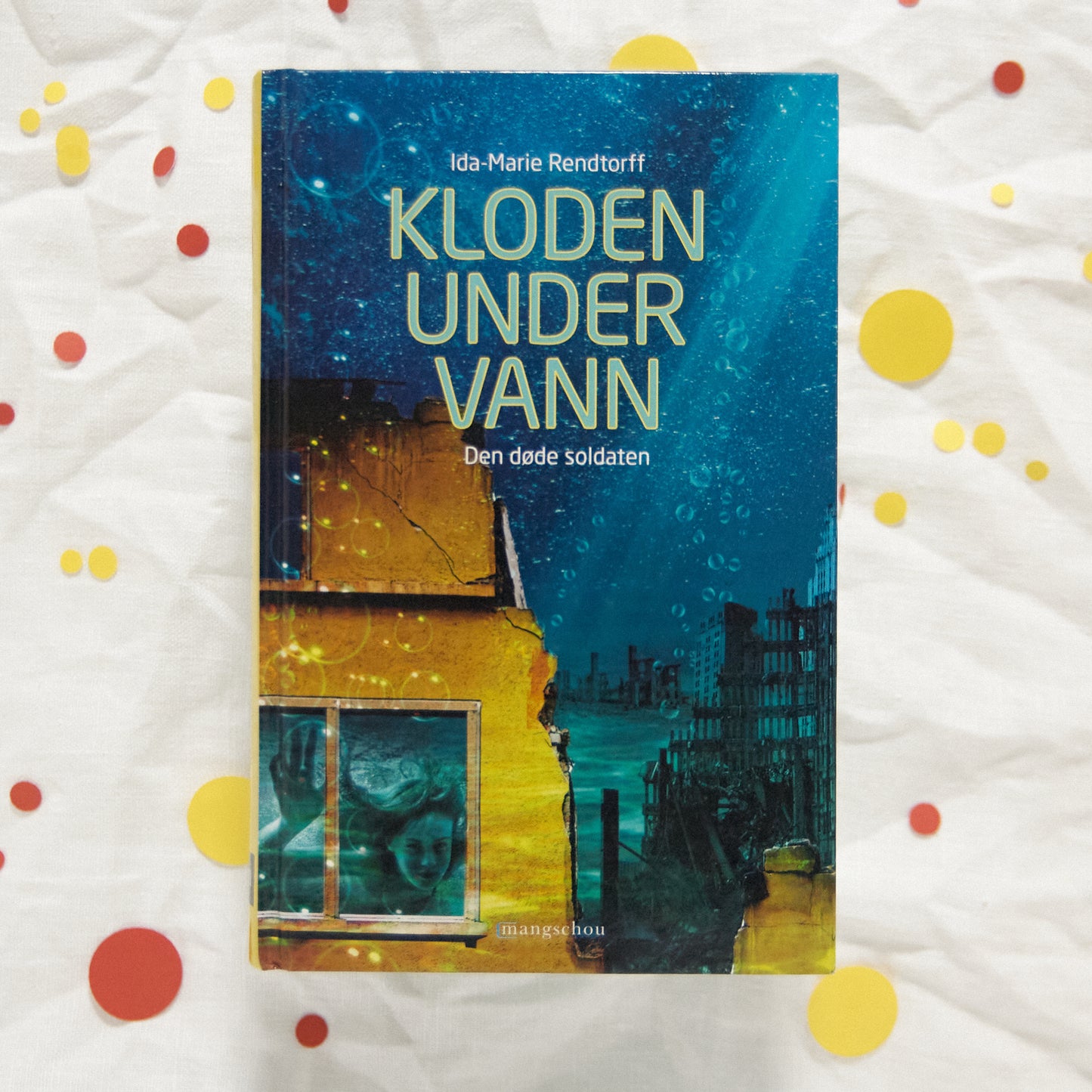 Den døde soldaten (Kloden under vann, #1)