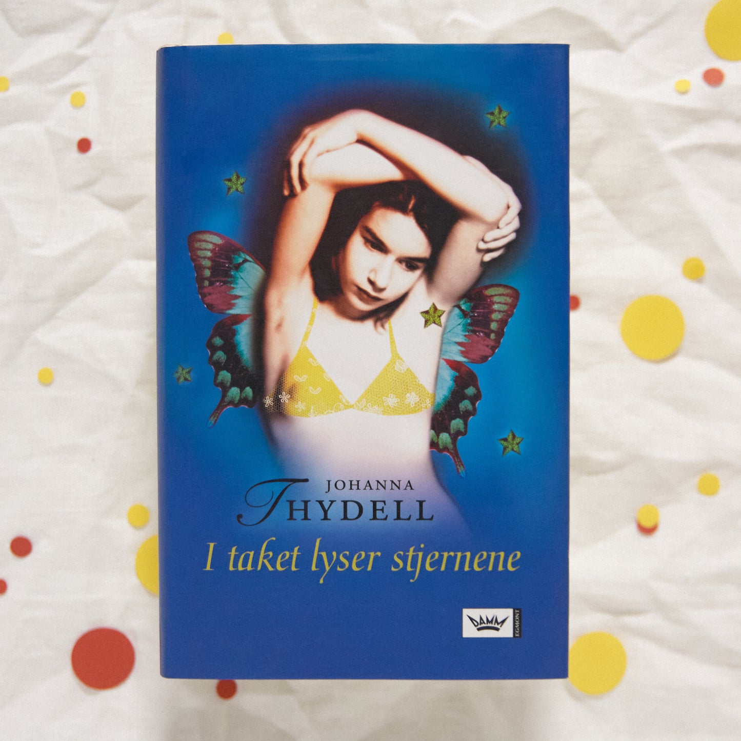 I taket lyser stjernene