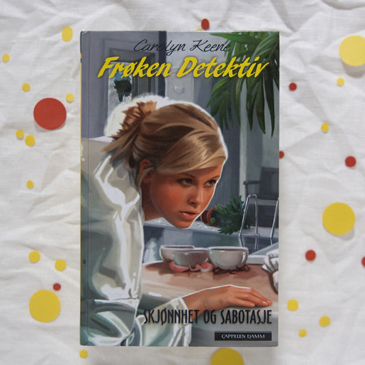 Skjønnhet og sabotasje (Nye frøken detektiv #9)