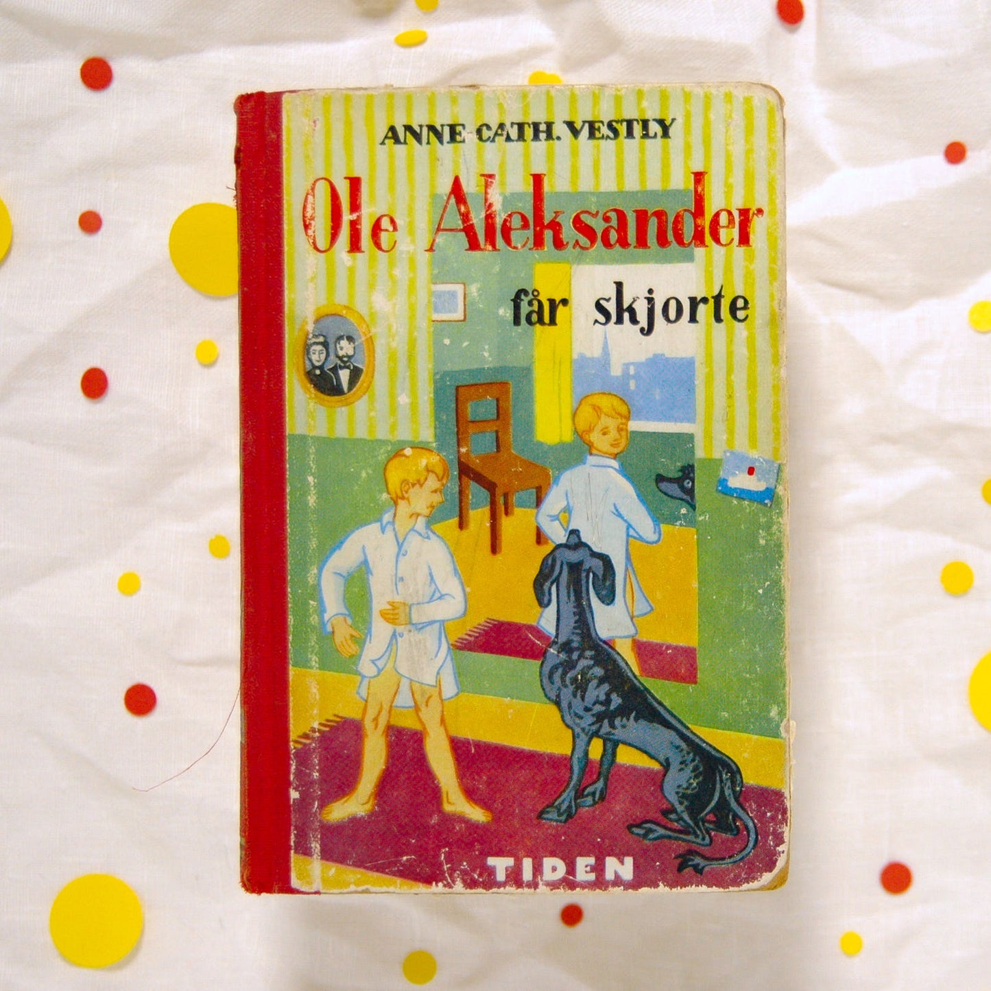 Ole Aleksander får skjorte av Anne-Cath. Vestly