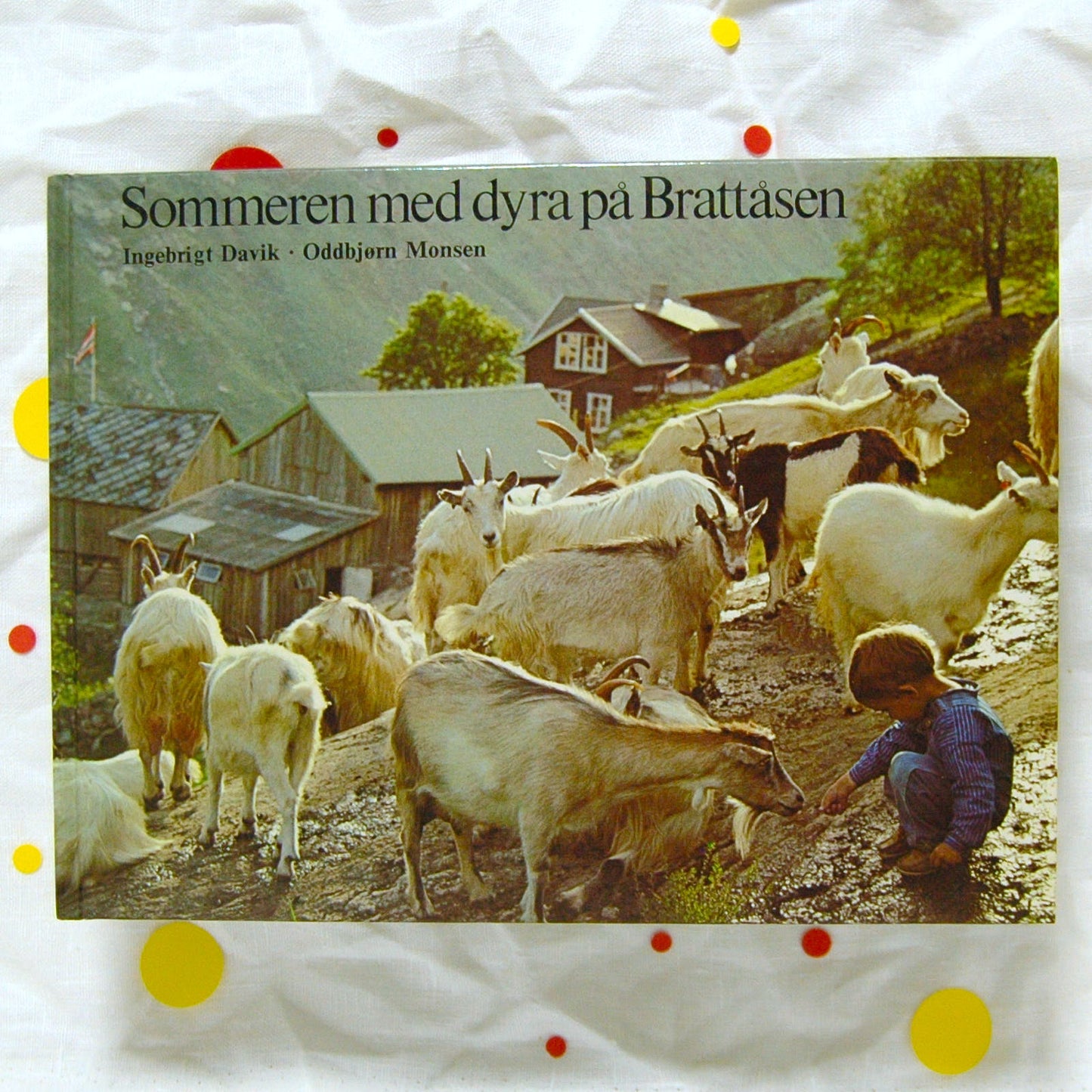 Sommeren med dyra på Bratåsen av Ingebrigt Davik og Oddbjørn Monsen