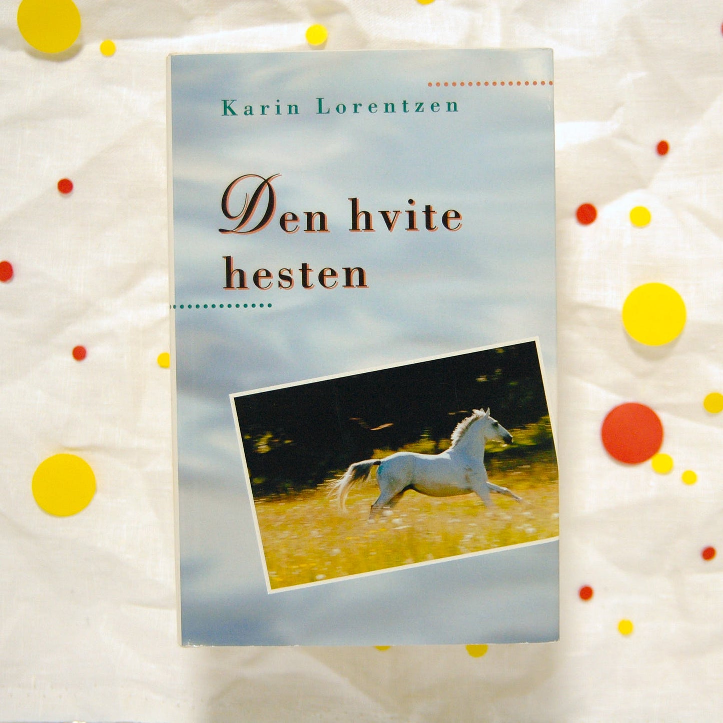 Den hvite hesten av Karin Lorentzen
